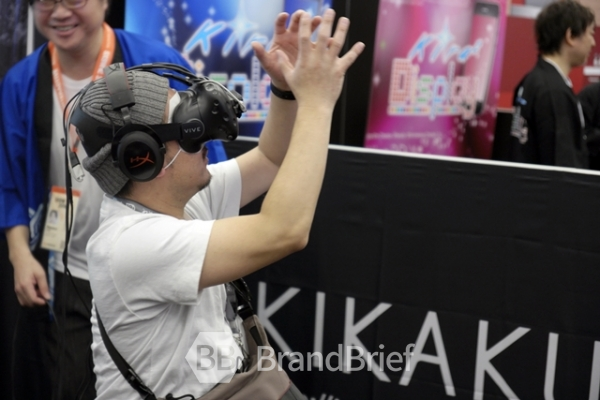 일본의 TV광고 제작회사인 타이요 키카쿠(Taiyo Kikaku) 부스에서 VR체험을 하고있는 모습)