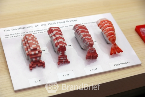 일본의 광고 제작회사 덴츠(Dentus) 부스에서 선보인 '초밥 순간이동' (Sushi Teleportation)는 일본 맛집의 초밥을 맛, 색깔, 영양 등 그대로 프린팅을 해서 맛볼수 있는 3D보다 뛰어난 XD기술이다.