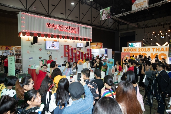 지난해 9월 29일부터 30일까지 양일간 태국 방콕 내 최대 규모의 공연·전시장인 '임팩트 아레나 및 임팩트 국제전시장'에서 개최된 'KCON 2018 THAILAND'의 K-food 부스. ⓒCJ ENM