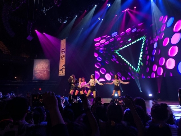 가수 청하가 SXSW '코리아 스포트라이트' 무대에서 공연을 펼치고 있다. ⓒ김수경 기자