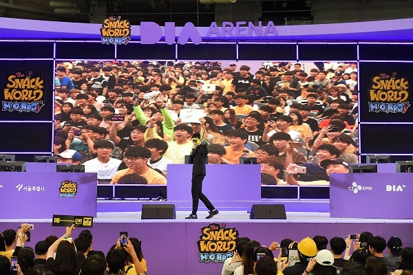 [사진3] CJ ENM 다이아 티비가 2018년 8월 18일부터 19일까지 양일간 서울 고척스카이돔에서 개최한 아시아 최대 1인 창작자 축제 '다이아 페스티벌 2018'에서 게임 크리에이터 머독이 관객의 호응에 응답하고 있다