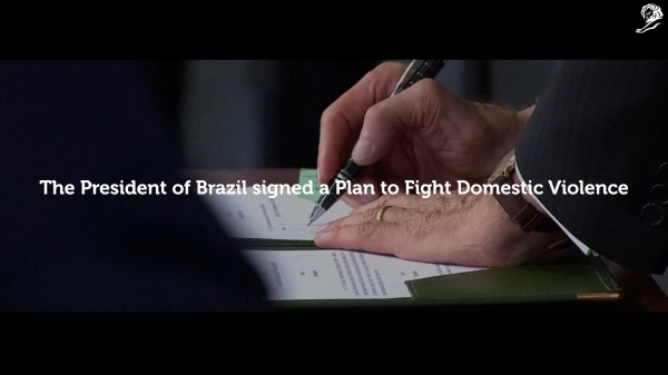 캠페인 발표 이후 브라질 대통령은 가정폭력 근절을 위한 정부계획에 서명했다. ⓒCannes Lions