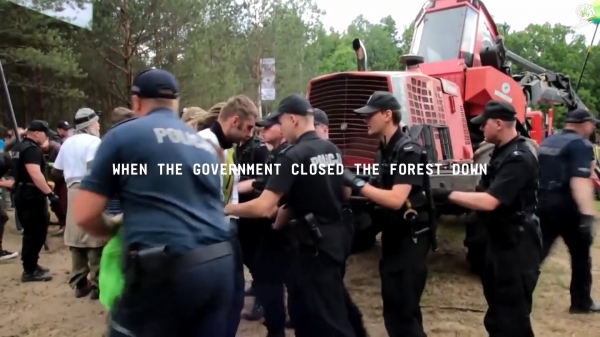 벌목을 반대하는 사람들을 저지하는 폴란드 경찰. ⓒCannes Lions