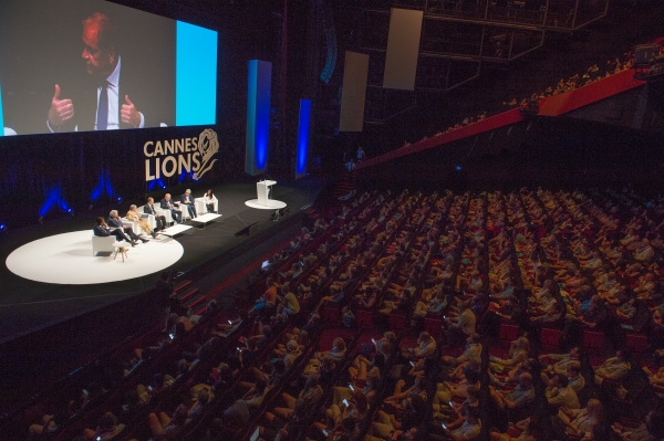 2016 칸 라이언즈 페스티벌에서 반기문 UN前총장과 글로벌 대행사 여섯곳의 대표들이 한자리에 모여 SDGs목표를 제시했다. ⓒCannes Lions