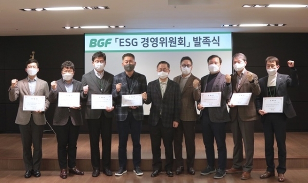 BGF그룹이 23일 서울 삼성동 BGF 사옥에서 ESG 경영위원회 출범식을 가졌다. 이건준(오른쪽 다섯 번째), 홍정국(오른쪽 네 번째) 공동 위원장과 전담 리더들이 기념 촬영을 하고 있다. ⓒBGF그룹