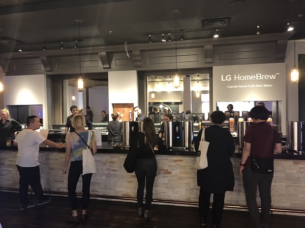 북미 최대의 IT·엔터테인먼트 페스티벌 사우스바이사우스웨스트(SXSW2019) 내 'LG 인스피레이션 갤러리'에서 참관객들이 'LG홈브루'를 체험하고 있다. ⓒ김수경 기자