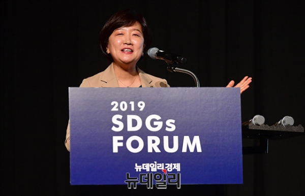 이선주 KT 지속가능경영단장(상무)은 18일 서울 용산구 그랜드하얏트호텔에서 뉴데일리경제와 칸라이언즈가 주최한 'SDGs 포럼'에서 자사의 혁신적 공유가치창출 서비스를 소개하고 있다.ⓒ정상윤 기자