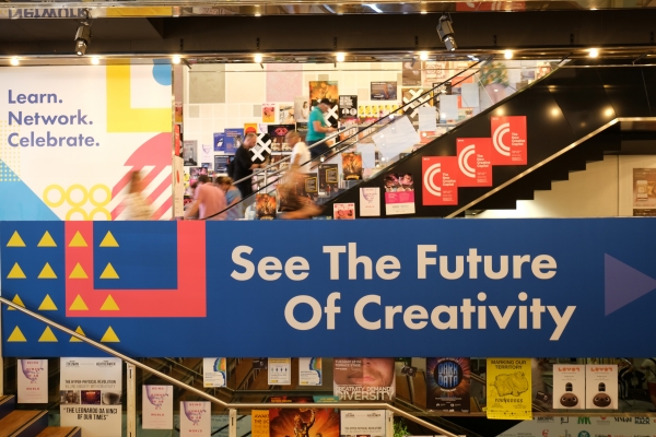 2019 칸 라이언즈 페스티벌이 열리는 행사장 안에 '크리에이티비티의 미래를 보다"(See the Future of Creativity)라는 슬로건이 걸려있다. ⓒCannes Lions
