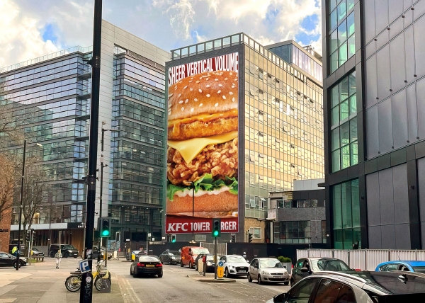 KFC의 '타워버거' 옥외광고 캠페인. ©KFC